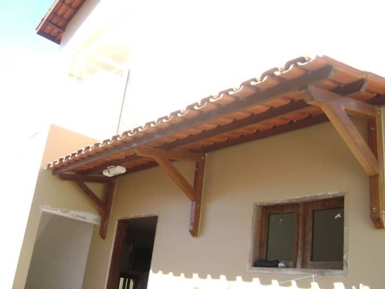 varanda com mão francesa de madeira