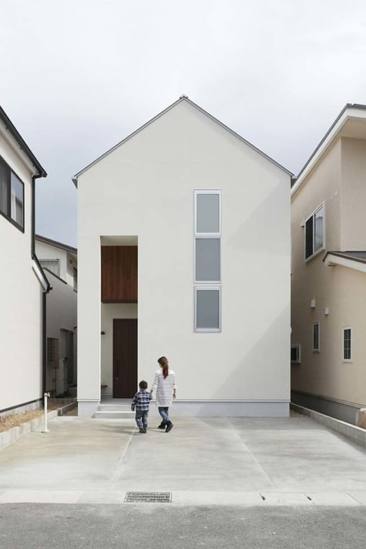 Fachada minimalista de casa branca