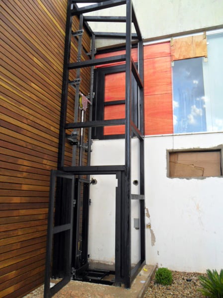 Elevador residencial externo preto