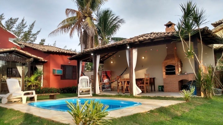 Quiosque com churrasqueira e piscina grande