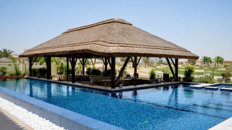 Quiosque com churrasqueira e piscina luxoo