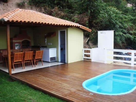 Quiosque com churrasqueira e piscina planejado