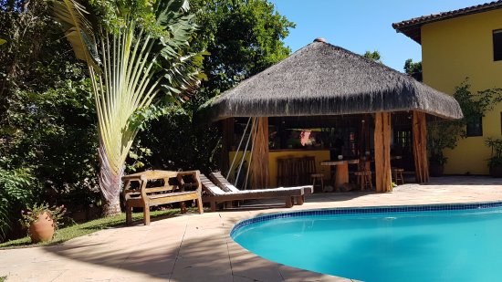Quiosque com churrasqueira e piscina rustico