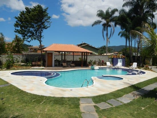 Quiosque com churrasqueira e piscina