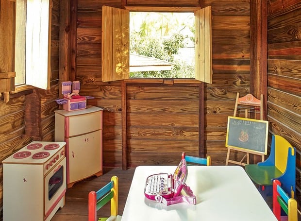 Casa de boneca de madeira por dentro