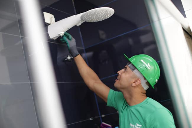 Homem instalando chuveiro