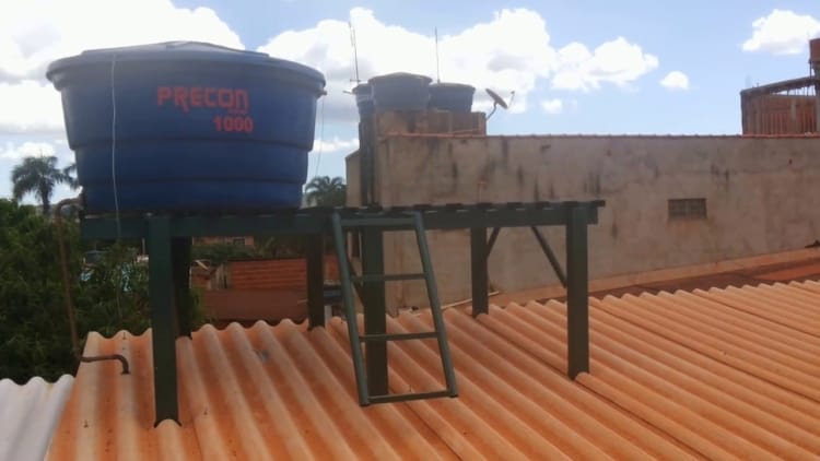 Modelos de caixa dágua com estrutura no telhado