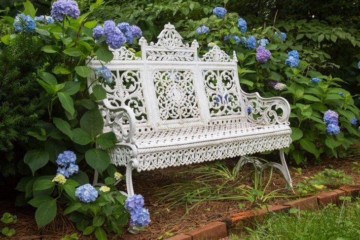 Namoradeira em ferro branco para jardim