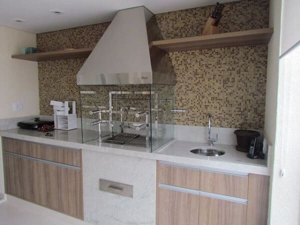 area com Churrasqueira de vidro