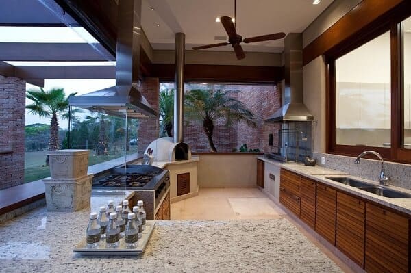 area grande com Churrasqueira de vidro