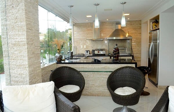 linda area com Churrasqueira de vidro