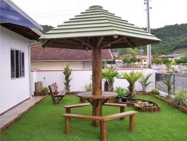 quiosque pequeno com mesa e bancos