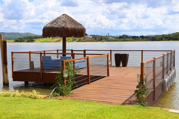 deck de madeira com quiosque pequeno