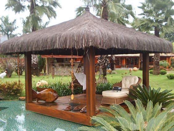 quisque de madeira com cobertura de sapé