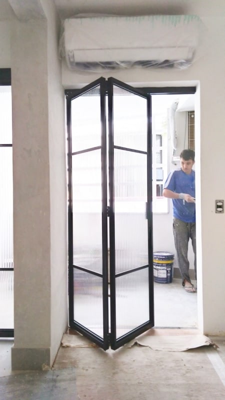porta articulada de vidro canelado