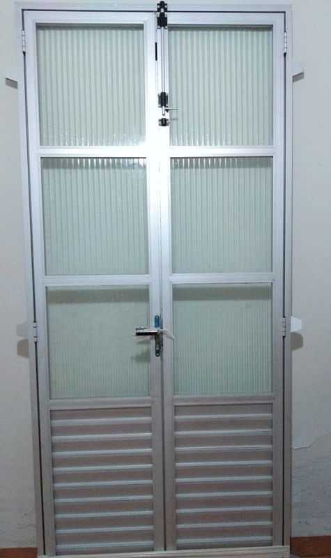 porta de aluminio de vidro canelado