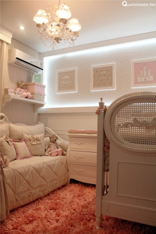 Quarto de bebê bege e rosa