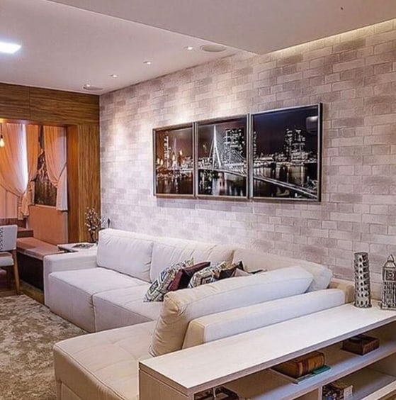 sala com papel de parede de tijolinhos cinza