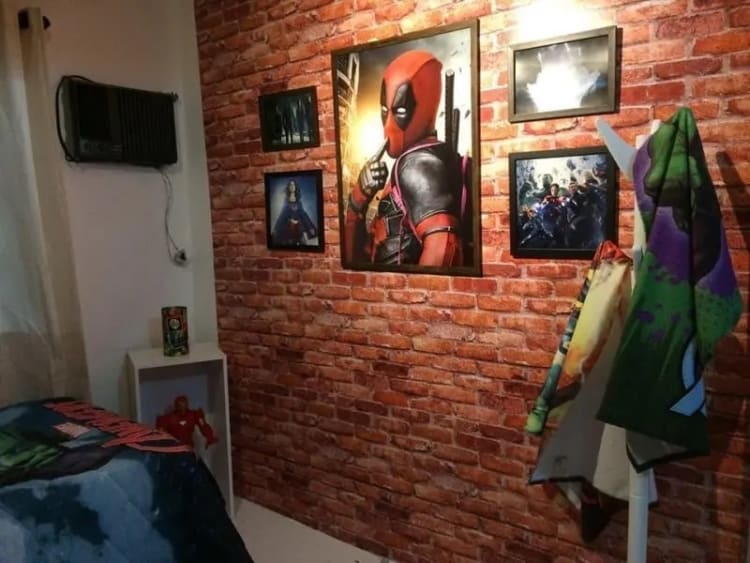 quarto infantil com papel de parede de tijolinhos 3D