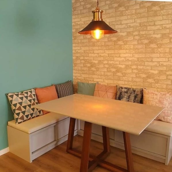 sala de jantar com papel de parede de tijolinho rústico