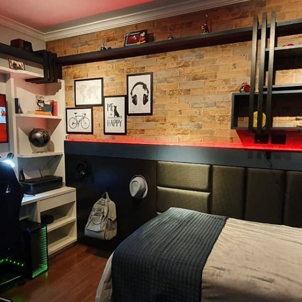 quarto masculino com decoração moderna e papel de parede de tijolinho