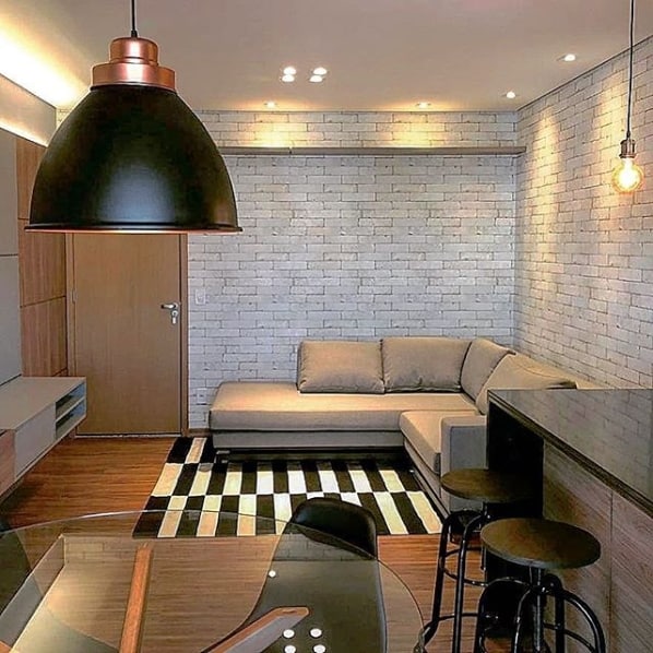 sala integrada com papel de parede de tijolinho